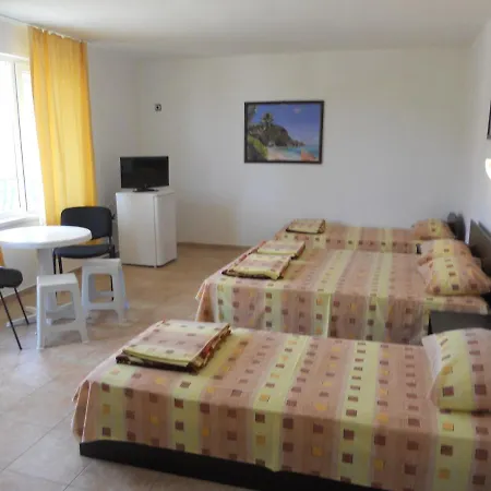 Aхтополис - подсигурено безплатно паркиране 3*