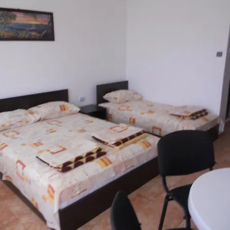 Aхтополис - подсигурено безплатно паркиране 3*